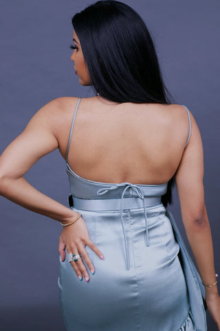 ROBE ASYMÉTRIQUE À VOLANT