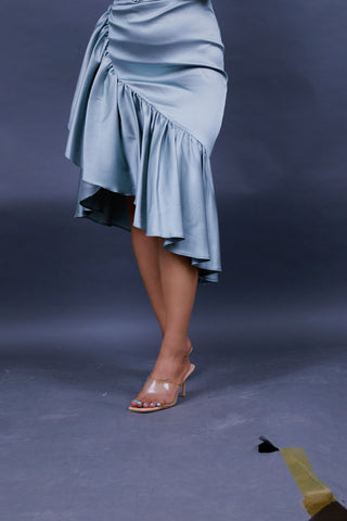 ROBE ASYMÉTRIQUE À VOLANT